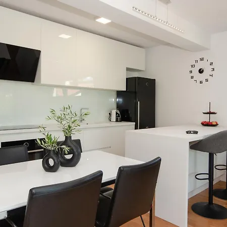 Διαμέρισμα View *